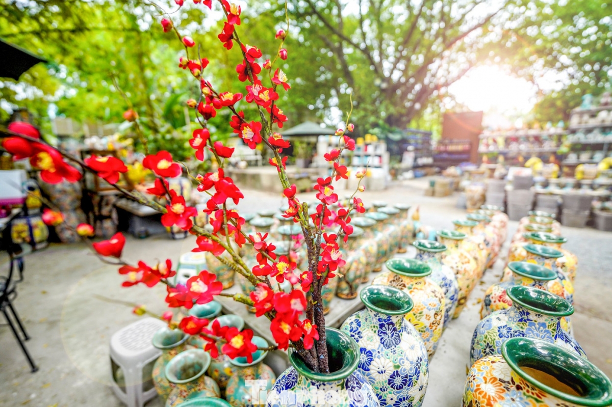 Located about 20 km from downtown Ho Chi Minh City, the Tet pottery exhibition space in Lai Thieu Ward has become a popular tourist attraction for its artistic displays. The space is dominated by red and gold tones that symbolise luck and prosperity in Vietnamese culture during the Lunar New Year.
