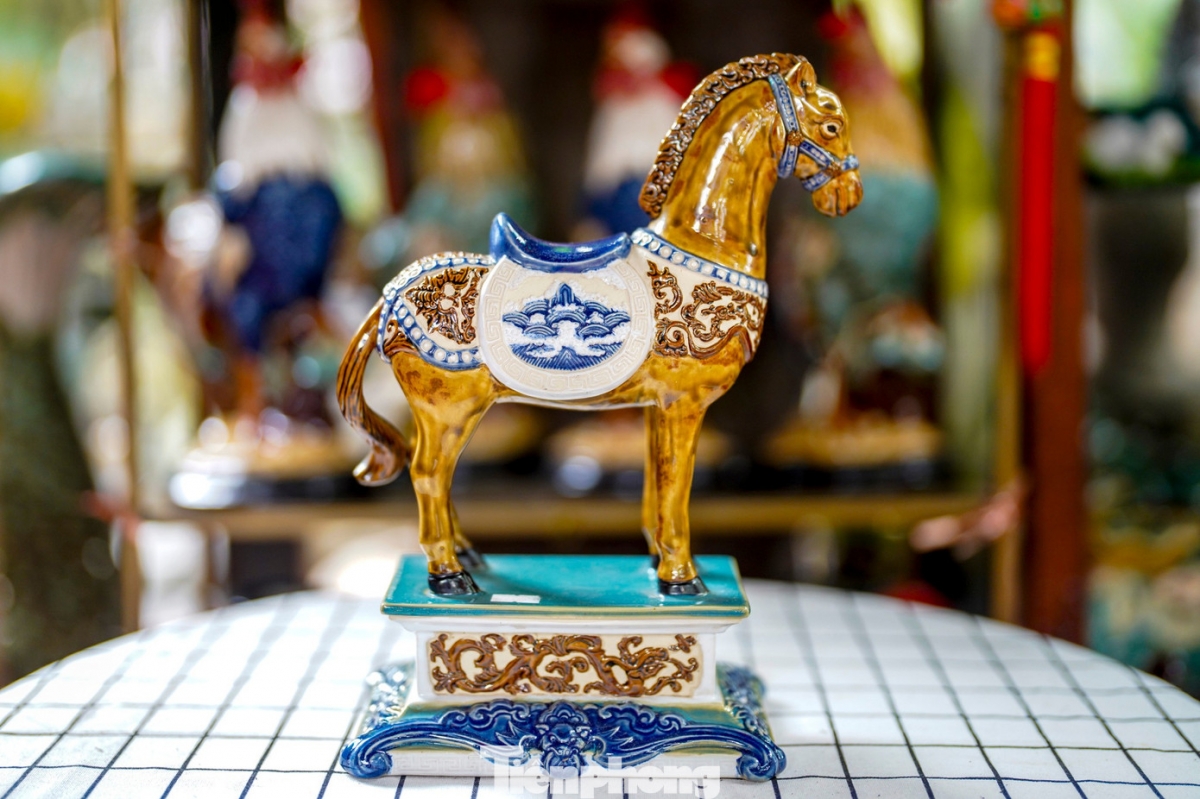 Photographed is an artwork modeled after the horse statues displayed in the main halls of temples and pagodas.