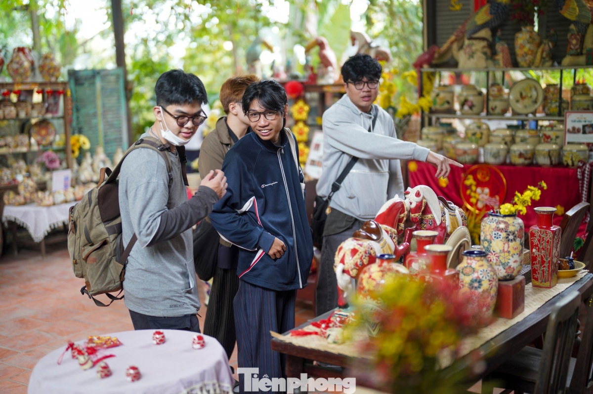 Many visitors are currently flocking to the workshop to admire the special collection of zodiac figurines illustrating the Year of the Horse