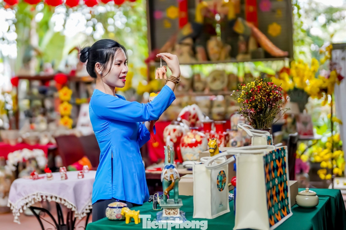 Thousands of horse-shaped ceramic works meticulously crafted by artisans have left much impression on visitors.