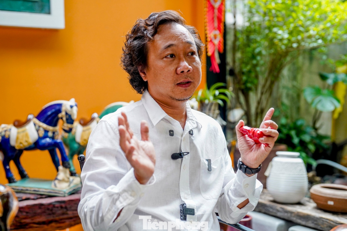 Khanh Minh shares that the word "Nam" in the " Ngọ Nam" collection means the southern region of Vietnam which is a land of alluvial soil and traditional crafts passed down through generations.