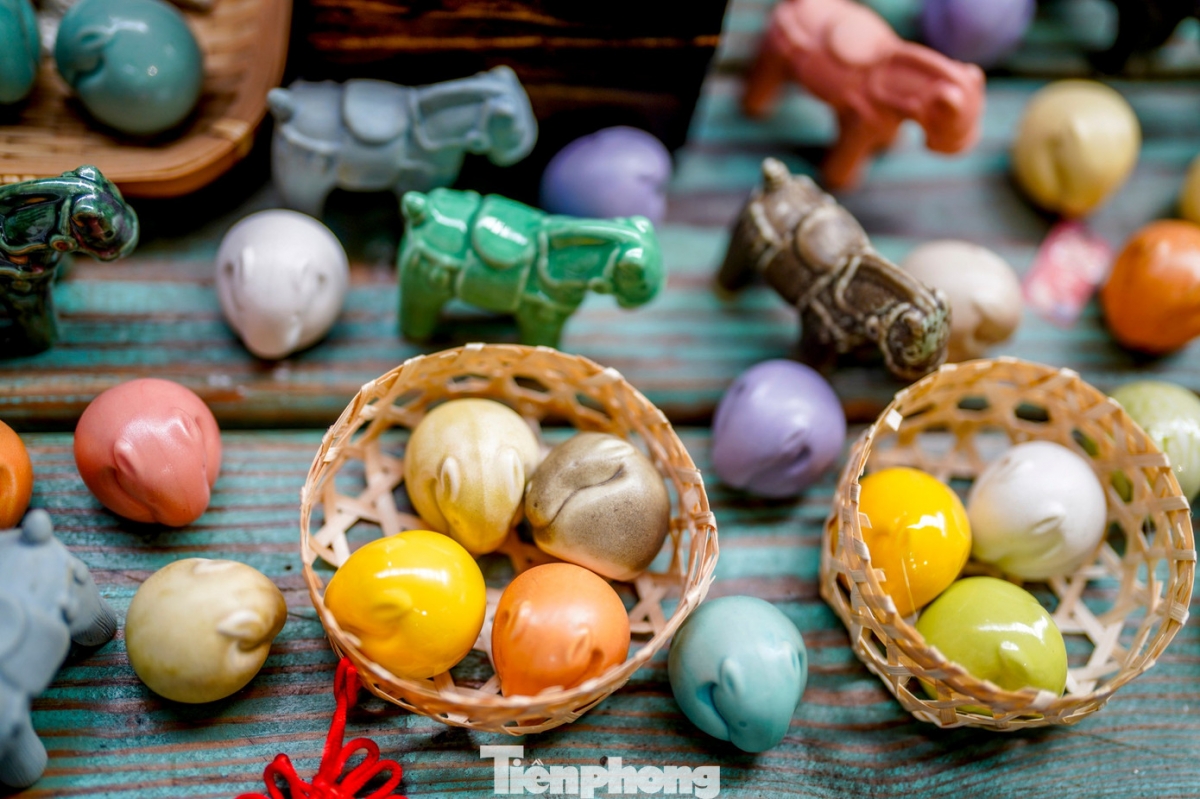 Ngựa Thơ (Poetic-inspired Horse) products impress viewers with round shapes resembling eggs, and symbolising the beginning stage. The artwork possesses a naive and pure beauty, sending a wish for a peaceful and fulfilling start, making it a suitable gift for families awaiting a new member.