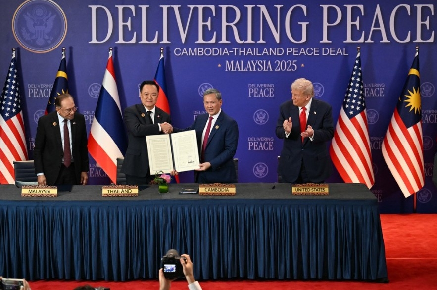 Tổng thống Mỹ Donald Trump cùng Thủ tướng Malaysia chứng kiến Thủ tướng Thái Lan và Thủ tướng Campuchia ký thoả thuận hoà bình tại Kuala Lumpur, tháng 10/2025. Ảnh: AP