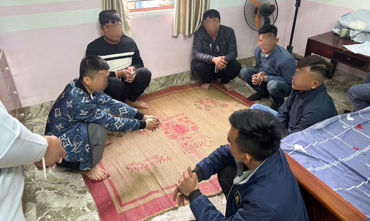 Các đối tượng có hành vi đánh bạc dưới hình thức "xóc đĩa"