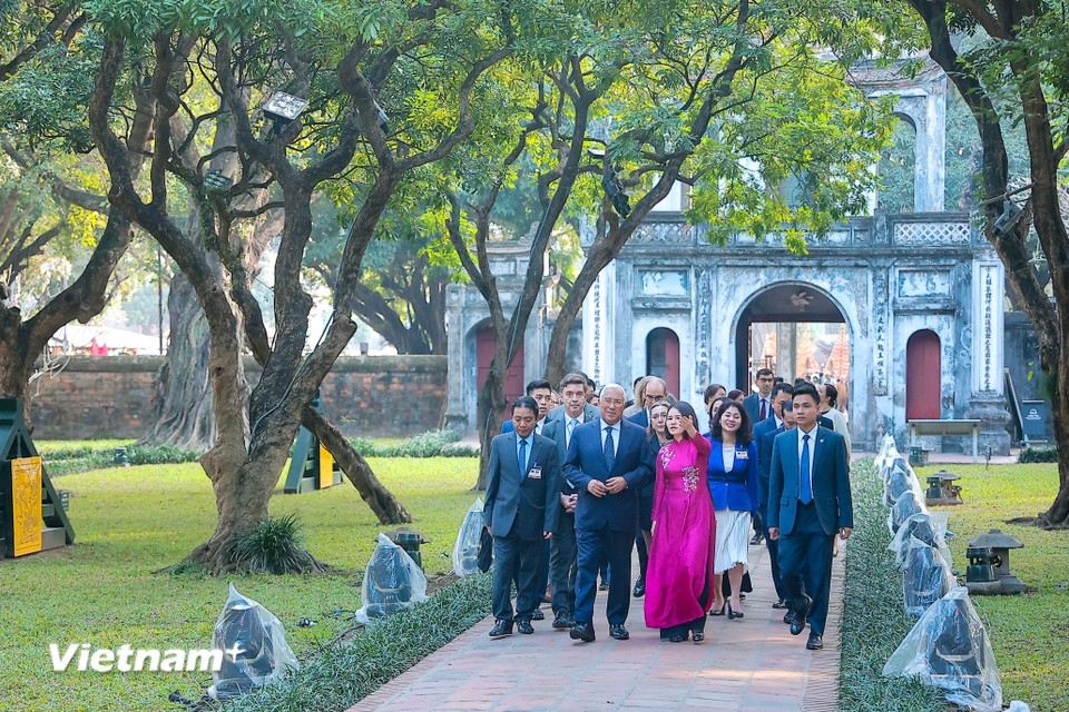 Chiều 29/1, Chủ tịch Hội đồng châu Âu António Costa đã đến thăm Văn Miếu - Quốc Tử Giám. Tại đây, Chủ tịch Hội đồng châu Âu đã ngắm Văn Miếu Môn, Khuê Văn Các, giếng Thiên Quang và nghe giới thiệu về bia Tiến sĩ, hiểu thêm về văn hóa của đất nước Việt Nam. (Ảnh: TTXVN)