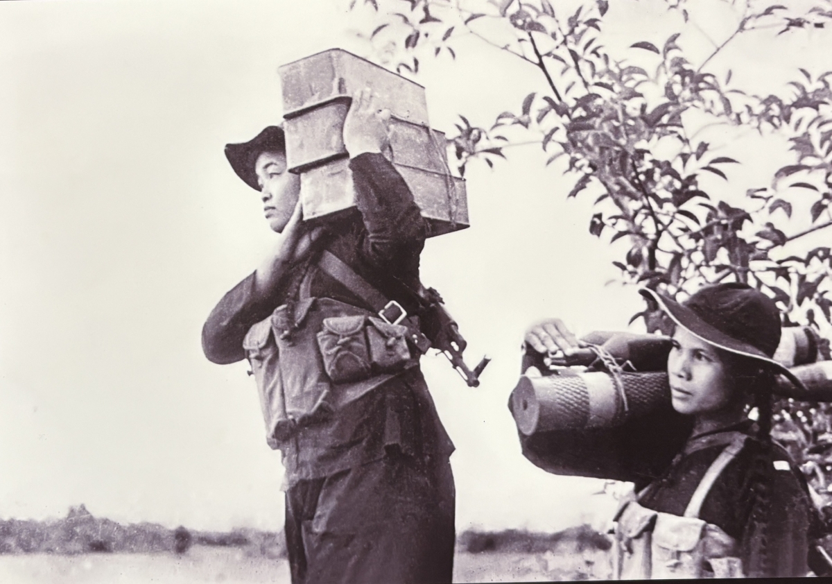 Lực lượng Thanh niên xung phong du kích xã Hoà Tú, huyện Mỹ Xuyên, Sóc Trăng vận chuyển vũ khí từ "tàu không số" chi viện cho chiến trường miền Tây Nam Bộ 