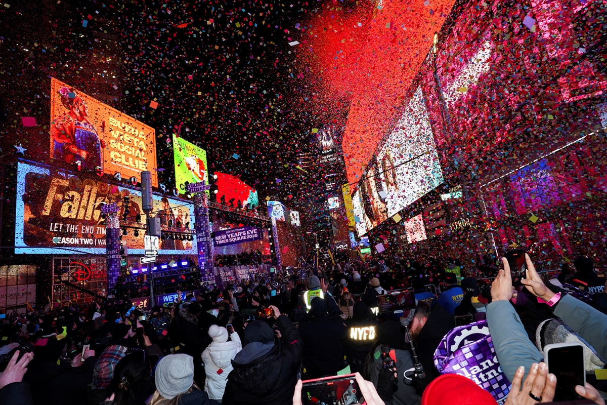 Pháo giấy rơi xuống đám đông vào thời khắc chuyển giao năm mới tại Quảng trường Thời đại, thành phố New York. Ảnh: Reuters