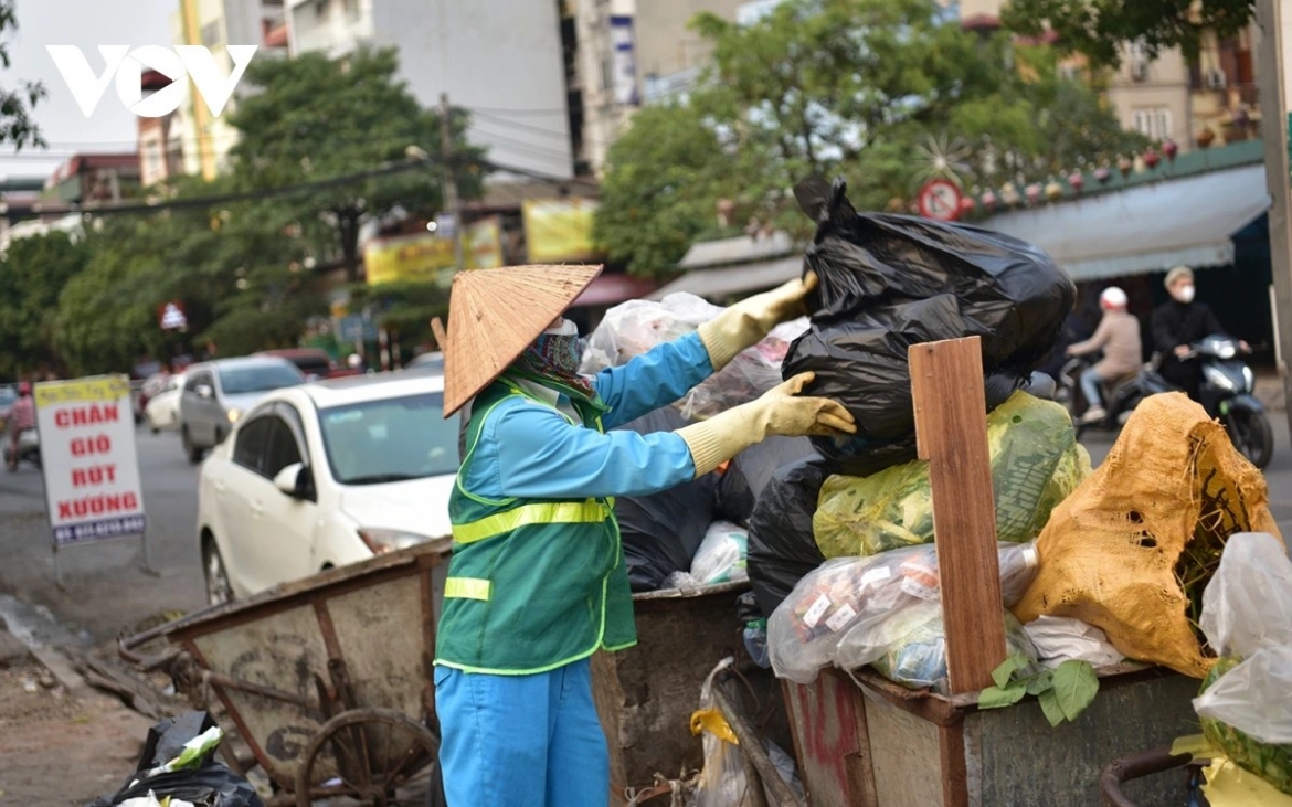 Bộ trưởng Bộ Nông nghiệp và Môi trường yêu cầu các địa phương tăng cường kiểm soát an toàn thực phẩm, bình ổn giá cả thị trường, không để xảy ra tình trạng ùn ứ rác thải gây ô nhiễm môi trường 