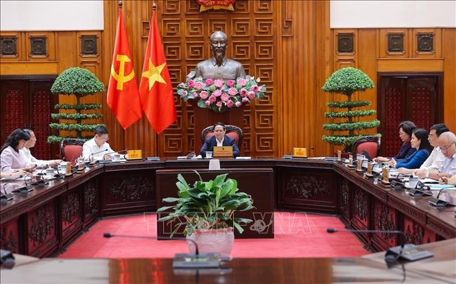 Thủ tướng Phạm Minh Chính chủ trì cuộc họp với các bộ, ngành để thảo luận các giải pháp điều hành kinh tế vĩ mô và ứng phó với thách thức trong khu vực và trên thế giới. Ảnh: Dương Giang/TTXVN