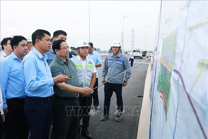 Thủ tướng Phạm Minh Chính kiểm tra tuyến giao thông kết nối (thuộc Cảng hàng không Quốc tế Long Thành). Ảnh: Dương Giang/TTXVN