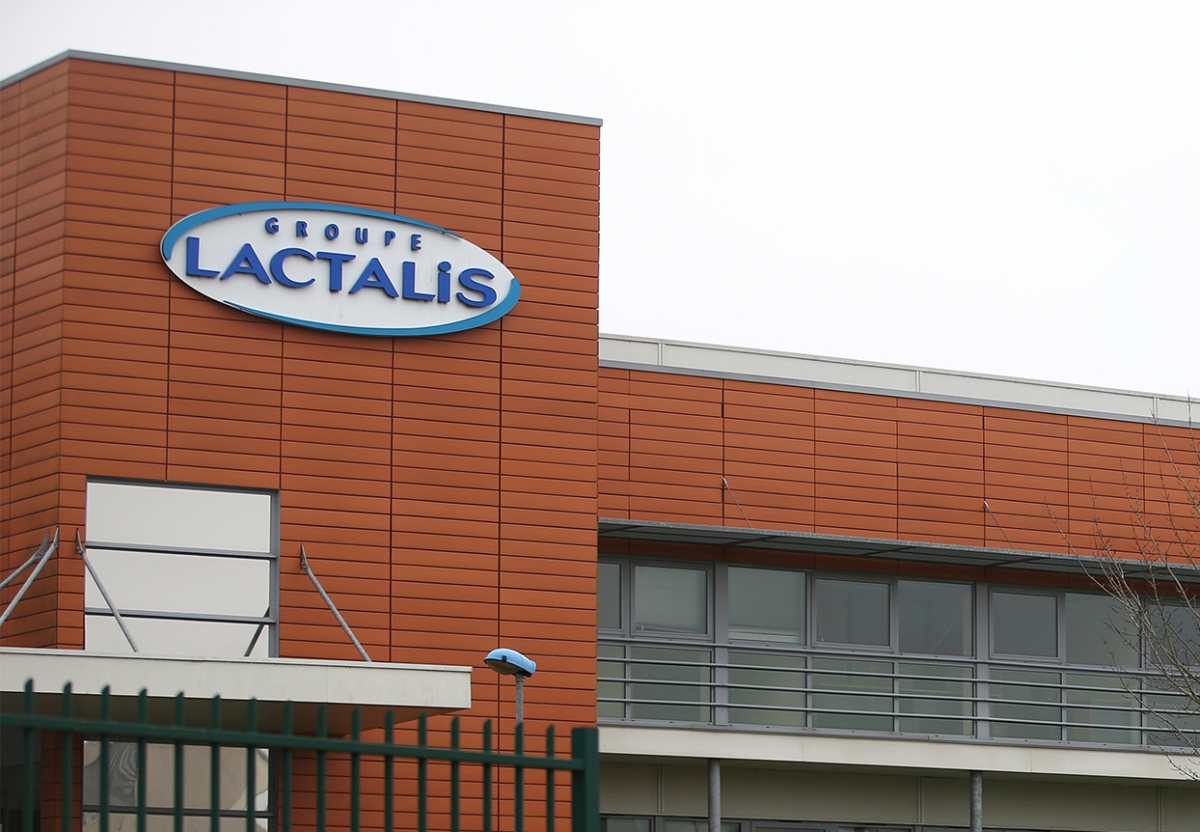 Hàng loạt tập đoàn sản xuất sữa lớn nhất thế giới, bao gồm Danone, Nestlé và Lactalis, đã tiến hành thu hồi nhiều lô sữa công thức do nghi ngờ bị nhiễm độc tố. Ảnh: Reuters.