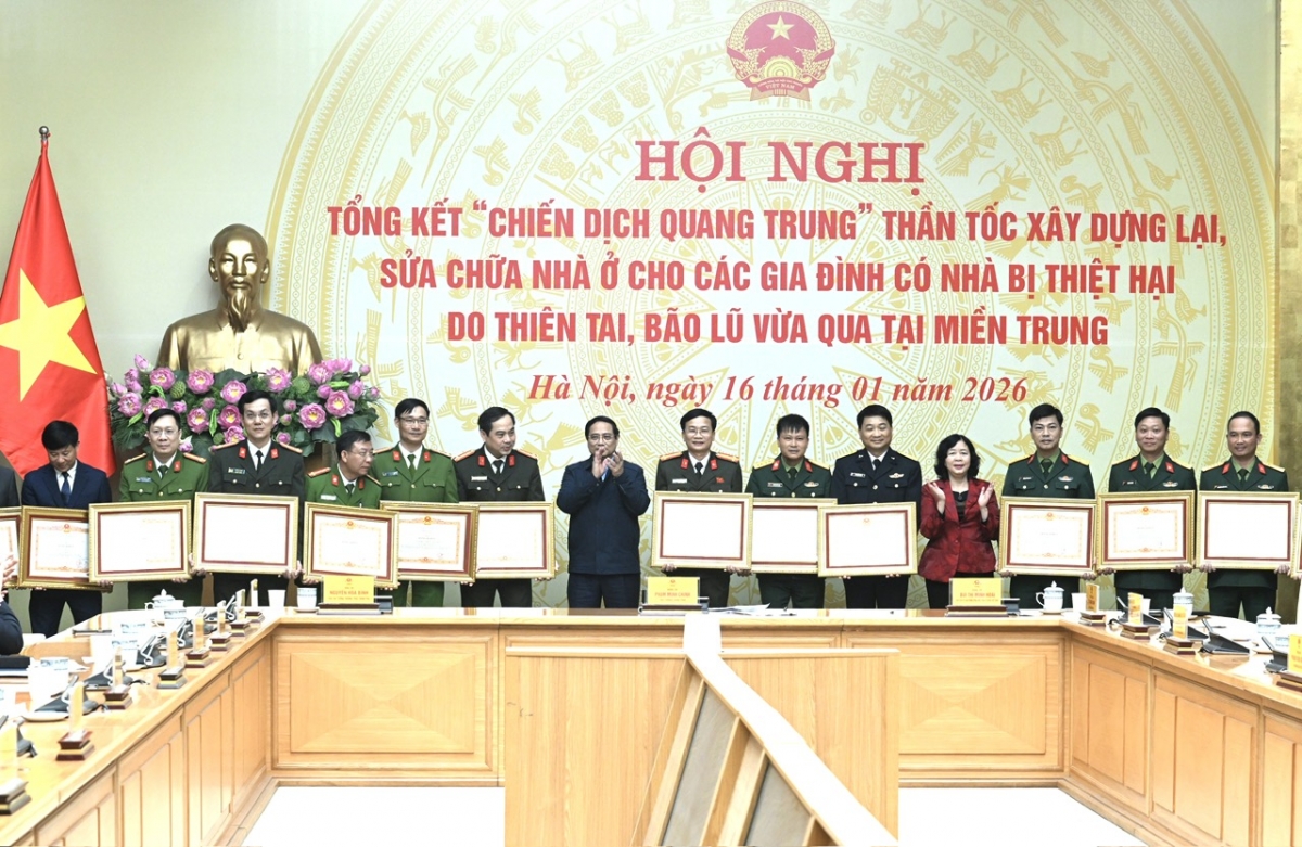 Thủ tướng Phạm Minh Chính và Chủ tịch Ủy ban Trung ương Mặt trận Tổ quốc Việt Nam Bùi Thị Minh Hoài trao bằng khen tặng các tập thể, cá nhân có thành tích xuất sắc trong thực hiện "Chiến dịch Quang Trung"