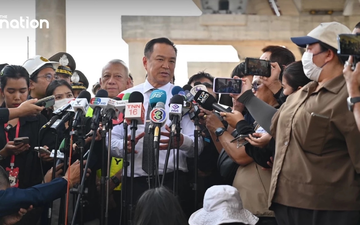 Thủ tướng lâm thời Thái Lan Anutin Charnvirakul phát biểu với báo giới sau vụ tai nạn hôm 16/1/2026 trên đường Rama II, Bangkok. Ảnh: The Nation.