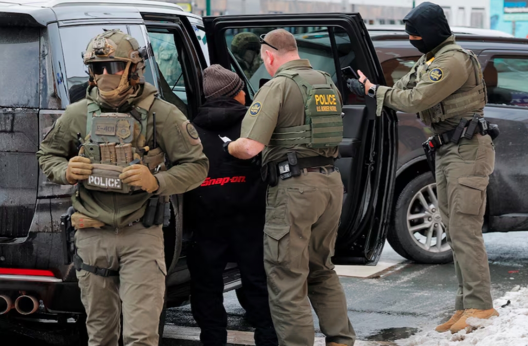 Các nhân viên Tuần tra Biên giới Mỹ bắt giữ một người đàn ông trên vỉa hè vào ngày 10/1/2026. Ảnh: Reuters