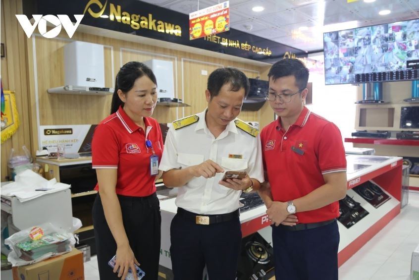 Cán bộ Thuế hướng dẫn người nộp thuế cài đặt ứng dụng thuế điện tử eTax Mobile