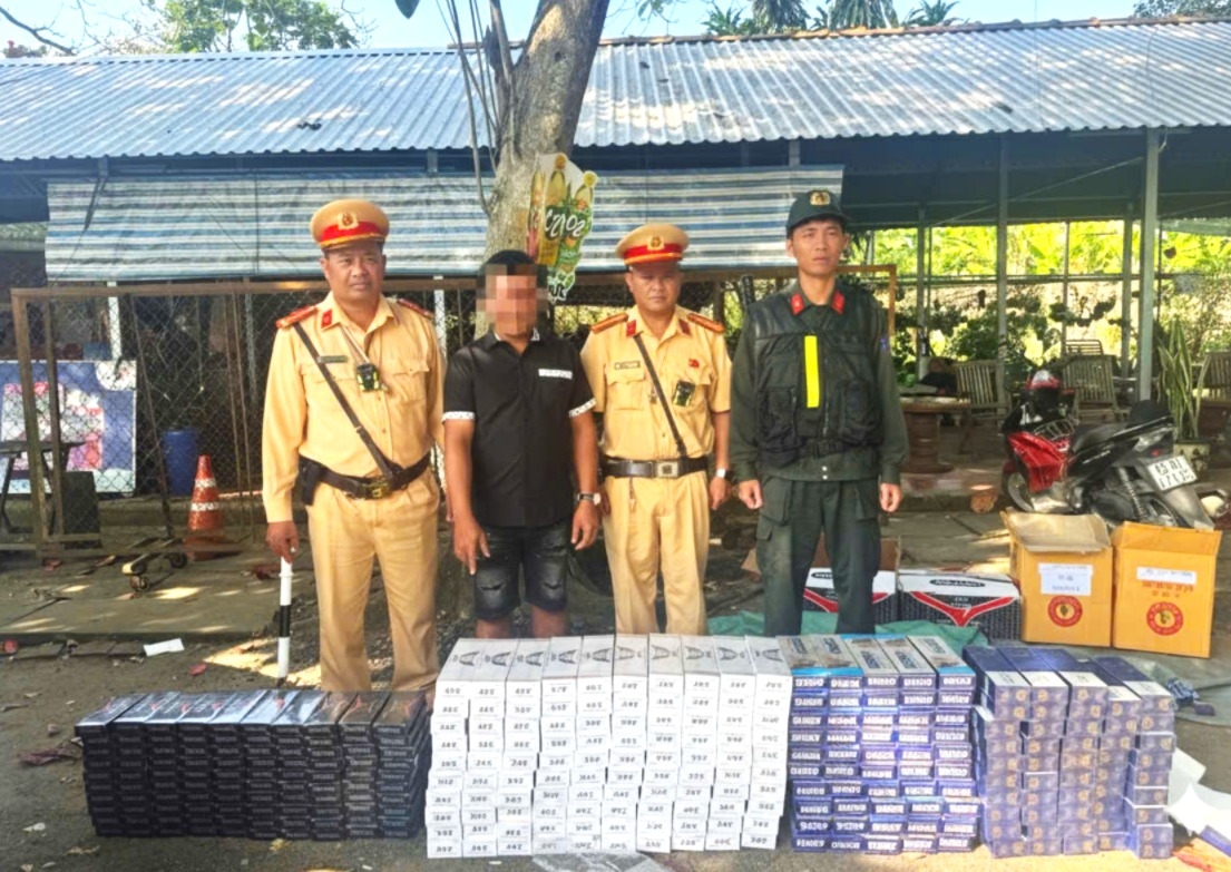 Một đối tượng vận chuyển thuốc lá nhập lậu vừa bị công an bắt giữ