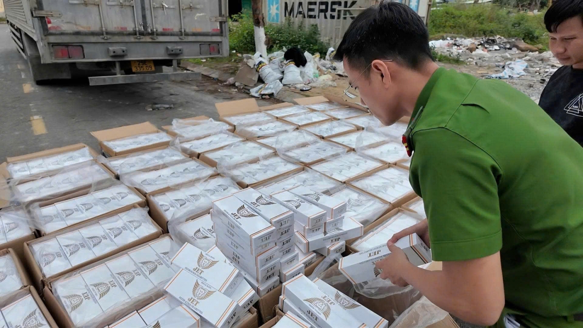 Lực lượng chức năng thu giữ  tổng cộng 2.400 cây thuốc lá điếu nhãn hiệu JET, tương đương 24.000 bao thuốc lá điếu.