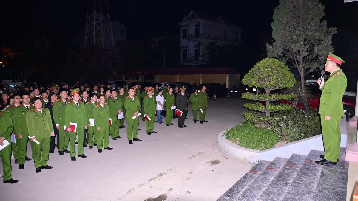 Trưởng Phòng CSĐT tội phạm về ma túy CATP, Thượng tá Phạm Hữu Đoàn chỉ đạo các tổ công tác triển khai tổng kiểm tra, xét nghiệm ma túy đối với lao động làm việc tập trung tại các dự án, khu công nghiệp