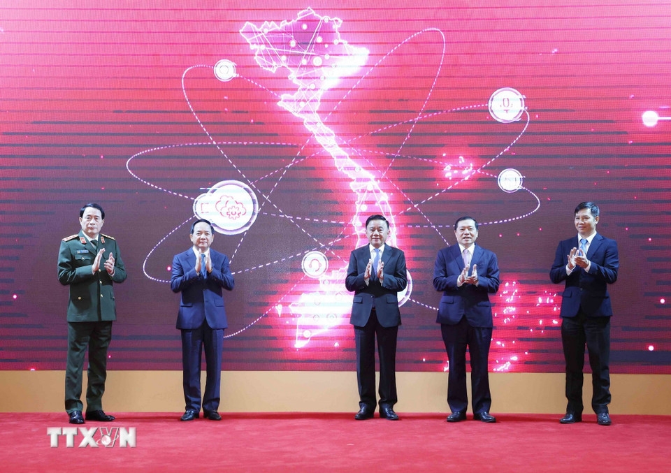 Thường trực Ban Bí thư Trần Cẩm Tú, Trưởng Ban Tuyên giáo và Dân vận Trung ương Trịnh Văn Quyết và lãnh đạo các ban, bộ ngành thực hiện nghi thức ra mắt ứng dụng. (Ảnh: TTXVN)