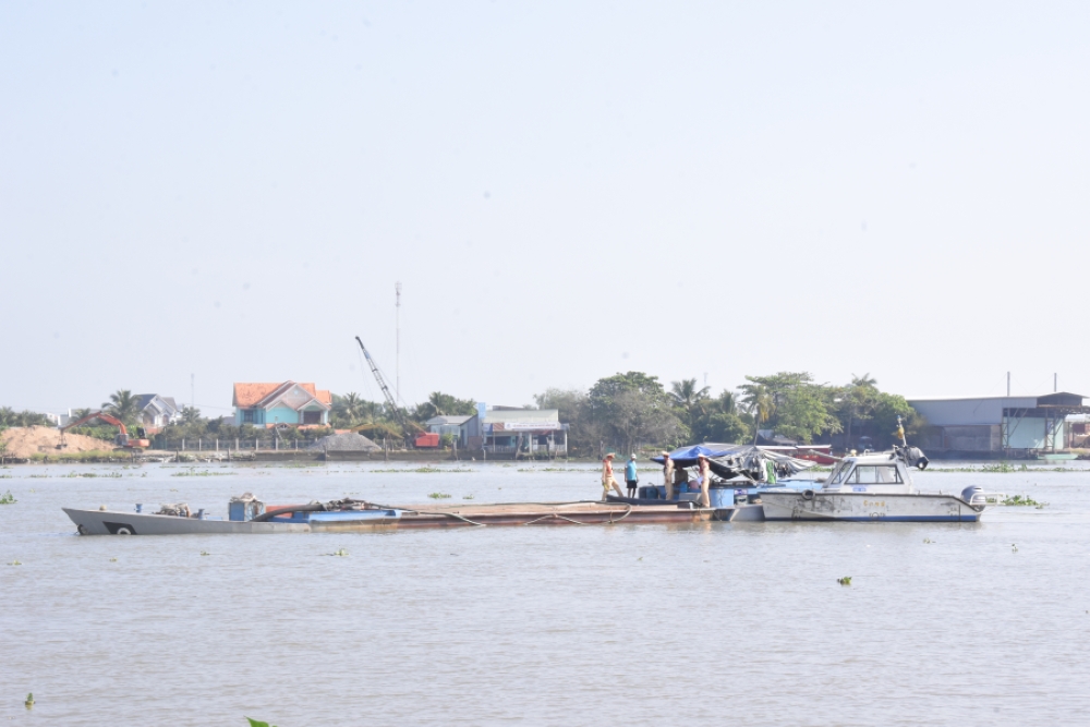 Một trong 5 phương tiện vận chuyển vật liệu cát không rõ nguồn gốc, chở quá tải bị công an tạm giữ