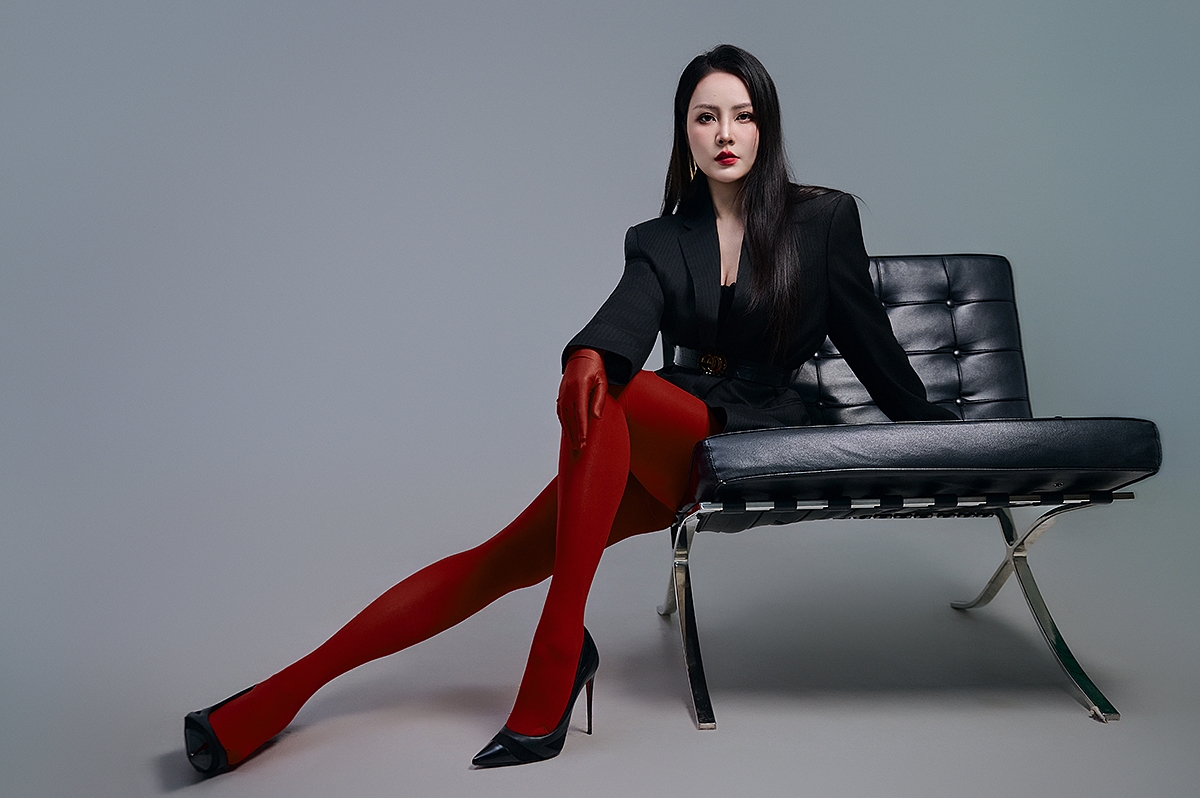 Ở bộ ảnh suit đen, Á hậu Thuỵ Vân xuất hiện với phong cách quyền lực, sắc sảo, một hình ảnh hiếm hoi và khác biệt so với những khuôn mẫu quen thuộc của phụ nữ sau sinh. 