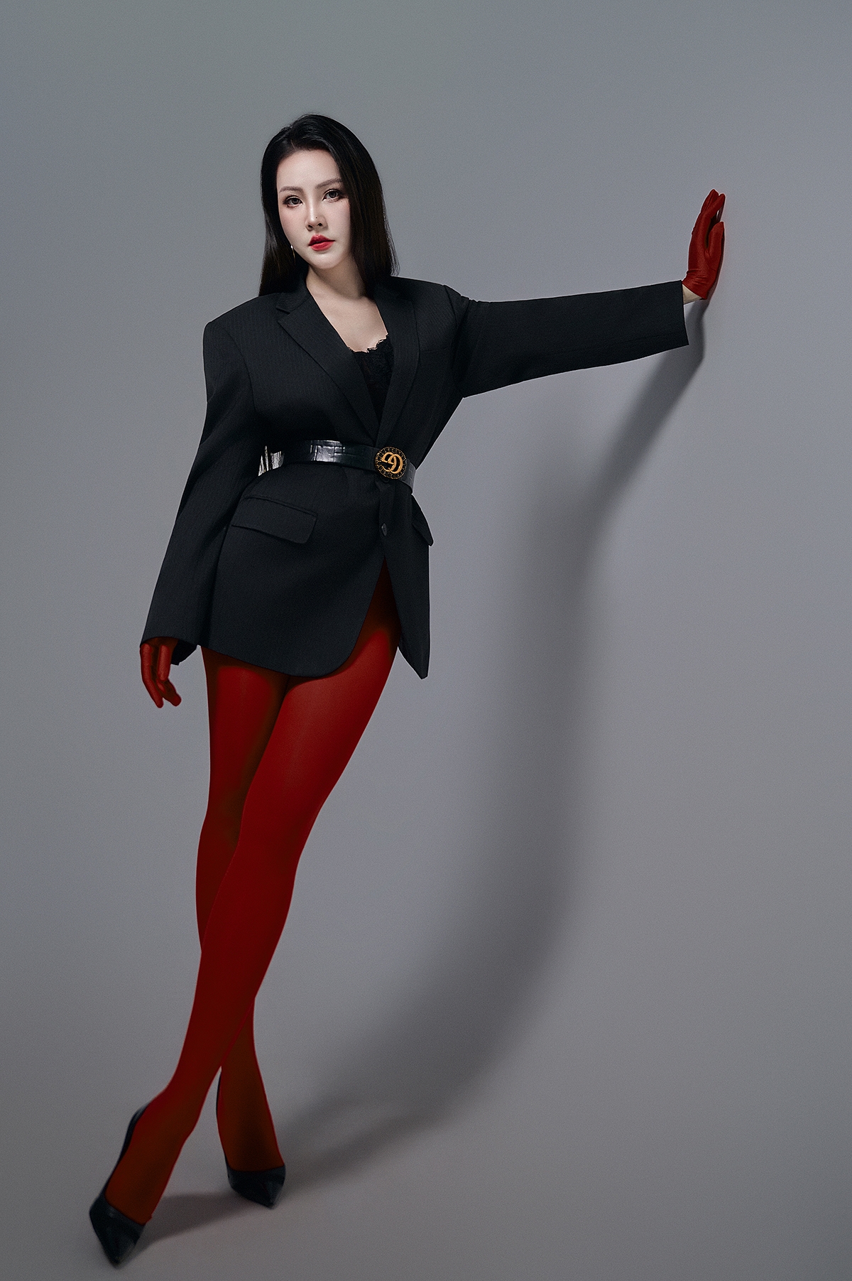 Sau sinh lần hai, Á hậu Thuỵ Vân nhanh chóng nhận show trở lại, liên tục xuất hiện trong nhiều sự kiện lớn mang tính chính trị, văn hóa và giải trí những sự kiện đòi hỏi sự chỉn chu tuyệt đối về hình ảnh, bản lĩnh sân khấu và chiều sâu tri thức. Ở đó, Thuỵ Vân không chỉ là một gương mặt đẹp, mà là người dẫn dắt thông tin đáng tin cậy, biểu tượng của sự chuẩn mực và uy tín.