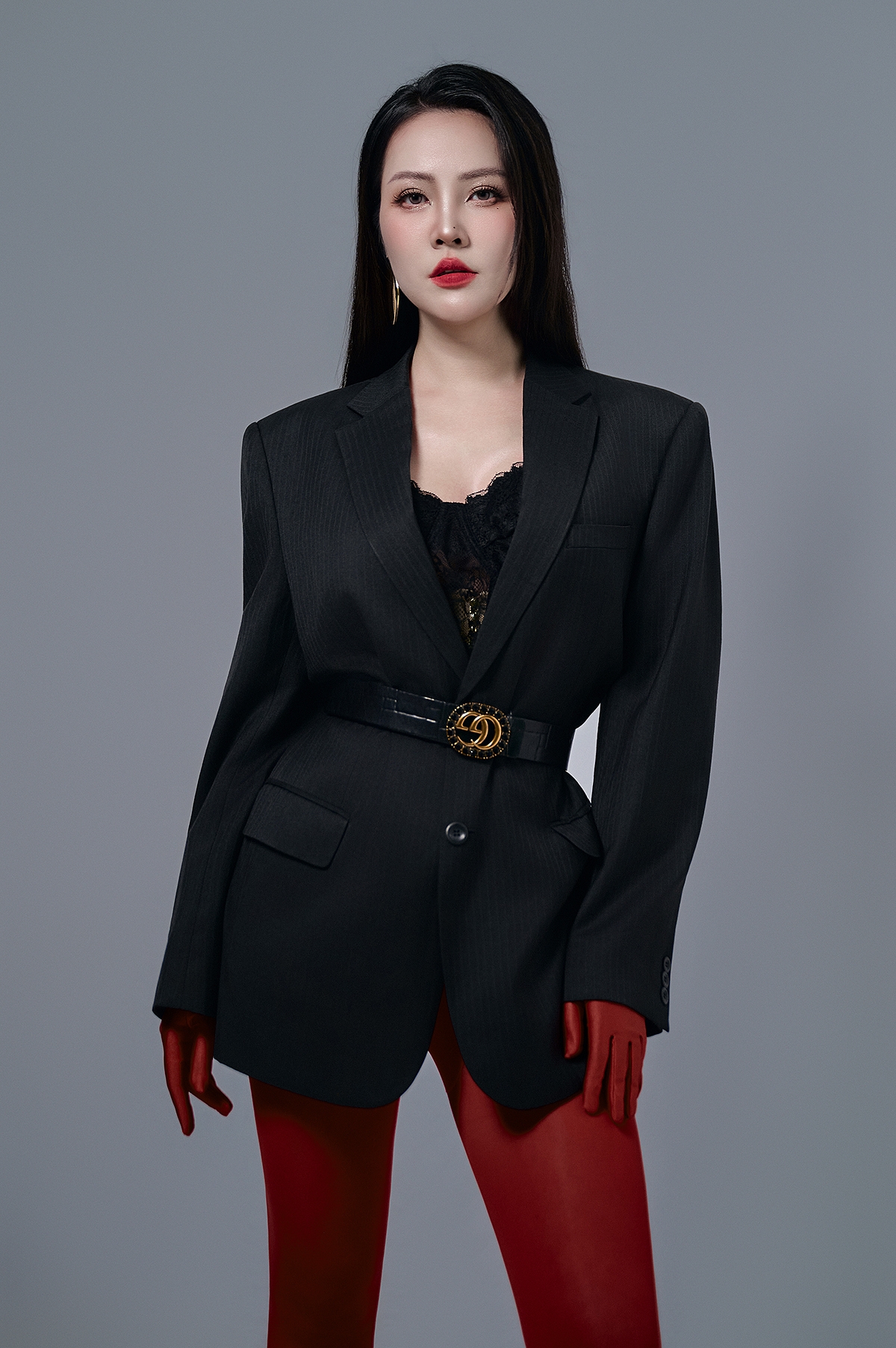 Chính sự song hành của hai bộ ảnh này cho thấy, sau khi sinh bé gái thứ hai, Á hậu Thuỵ Vân không chỉ “trở lại” mà đang bước vào giai đoạn chín nhất của hành trình làm phụ nữ. Cô không kể câu chuyện làm mẹ bằng sự hy sinh hay nước mắt, mà bằng thần thái, sự lắng đọng và khả năng làm chủ hình ảnh của chính mình.