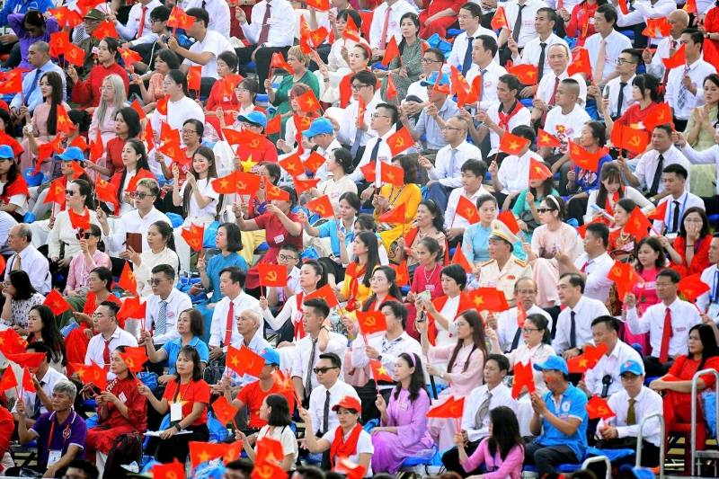 Người dân Thủ đô Hà Nội chào đón các lực lượng tham gia diễu binh, diễu hành dịp lễ 30/4/2025 - Ảnh: Nguyễn Bình