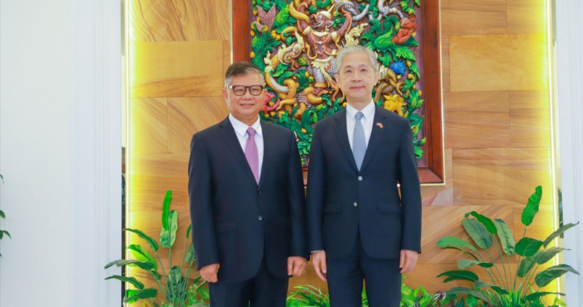 Tiến sĩ Chhai Sinarith, Bộ trưởng cấp cao phụ trách các Nhiệm vụ Đặc biệt, kiêm Chủ tịch Ban Thư ký Ủy ban Phòng chống Tội phạm mạng Campuchia và Đại sứ Trung Quốc ông Uông Văn Bân.