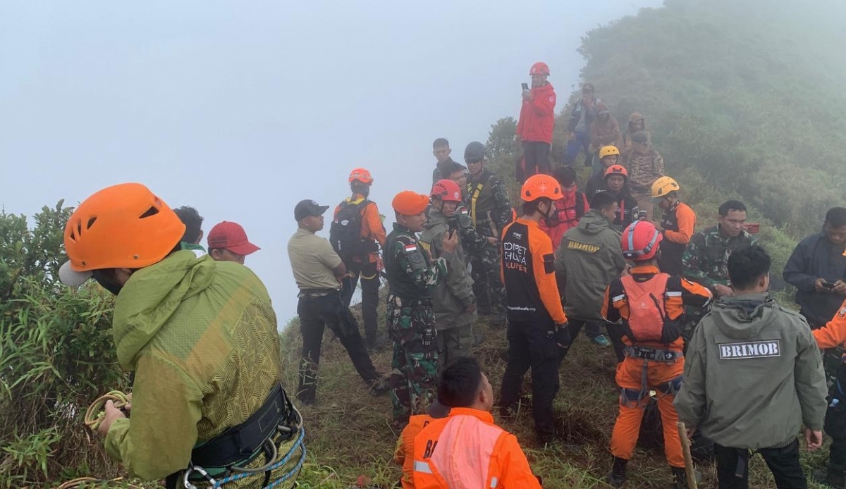 Lực lượng cứu hộ Indonesia tìm kiếm máy bay và nạn nhân vụ rơi máy bay. Ảnh: Basarnas.