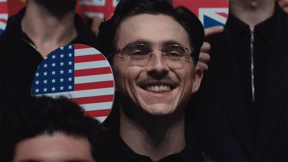 Timothée Chalamet vẫn giữ vững phong độ khi gửi đến khán giả một trong những màn trình diễn đáng nhớ nhất năm nay. (Ảnh: Neon)