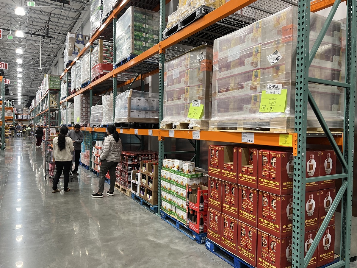 Sản phẩm nước mắm Tĩn (góc dưới bên phải) lên kệ hệ thống siêu thị Costco tại Mỹ