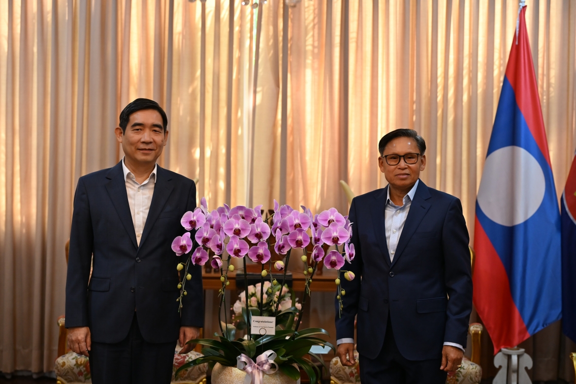 Đại sứ Việt Nam tại Thái Lan Phạm Việt Hùng (trái) chúc mừng thành công Đại hội XII của Đảng Nhân dân Cách mạng Lào