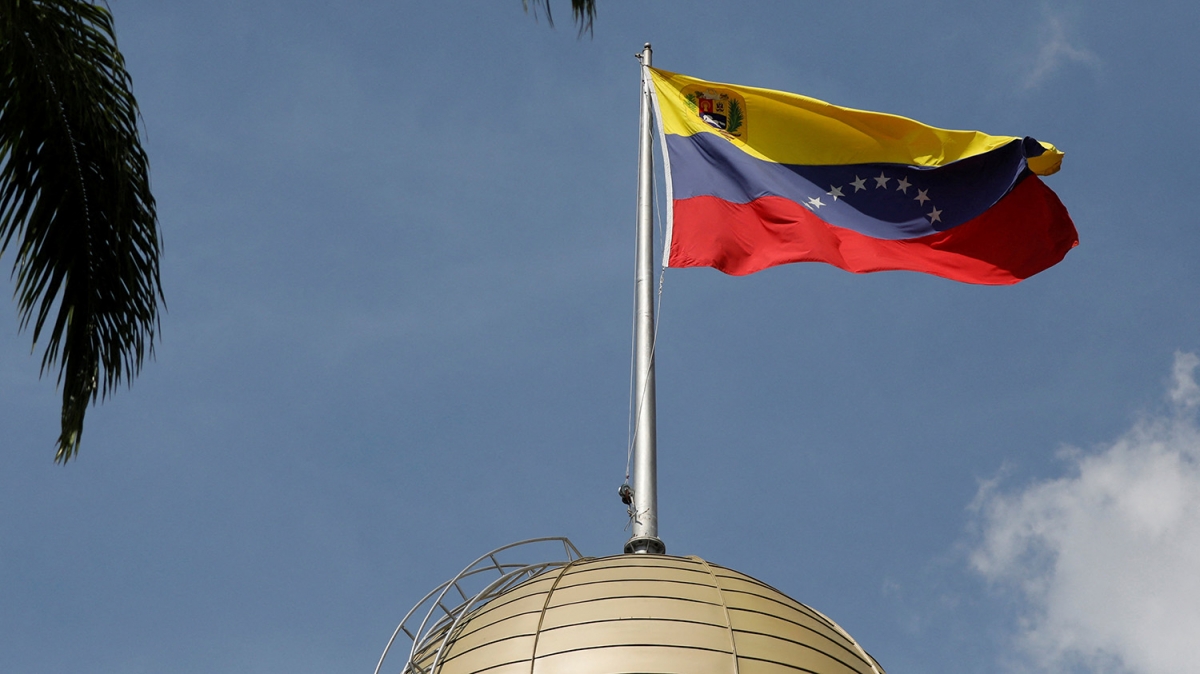 Quốc kỳ Venezuela tung bay trên tòa nhà Quốc hội Venezuela ngày 5/1/2026. Ảnh: Reuters
