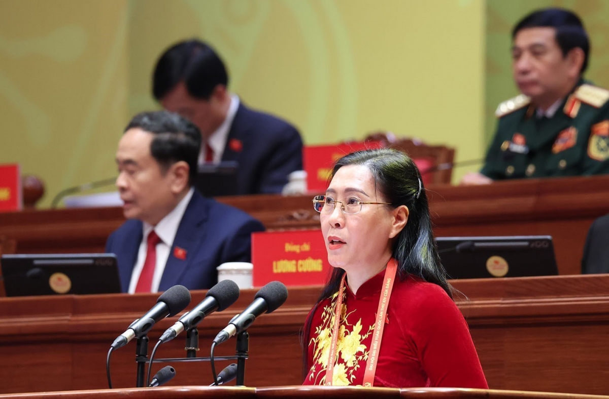 Bà Bùi Thị Quỳnh Vân, Ủy viên Đoàn Thư ký Đại hội đọc Thông báo về thư, điện chúc mừng của các chính đảng, tổ chức và bạn bè quốc tế gửi Đại hội.