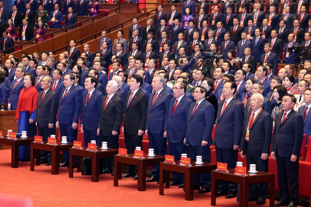 Lãnh đạo, nguyên Lãnh đạo Đảng, Nhà nước và các đại biểu thực hiện nghi lễ chào cờ tại phiên khai mạc Đại hội đại biểu toàn quốc lần thứ XIV của Đảng.