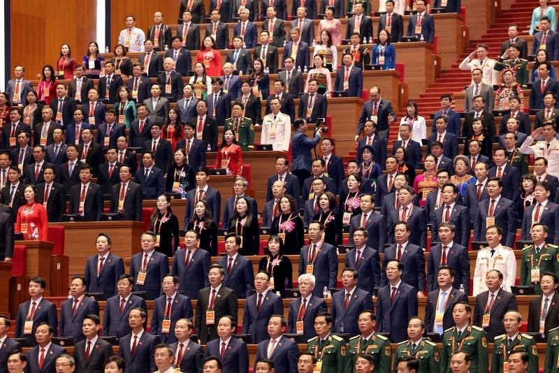 Các đại biểu thực hiện nghi lễ chào cờ