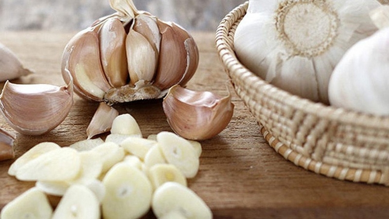 Một trong những ảnh hưởng rõ rệt nhất của tỏi là tác động không thuận lợi đến hệ tiêu hóa