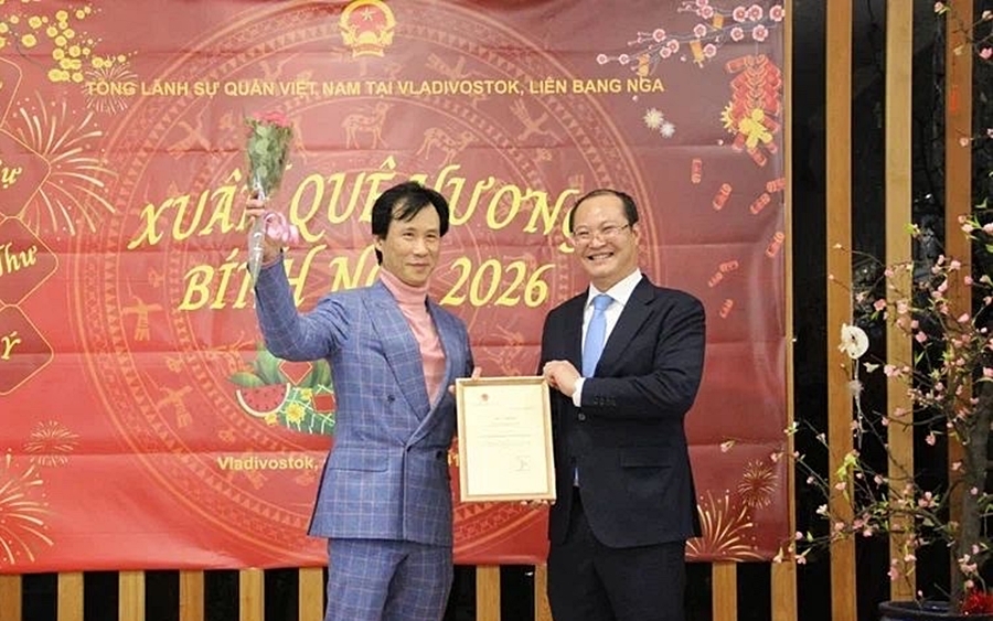 Tổng lãnh sự Nguyễn Việt Kiên (bìa phải) trao thư cảm ơn Ban chấp hành Hội người Việt tại Primorye. Ảnh: Tổng lãnh sự quán Việt Nam ở Vladivostok.