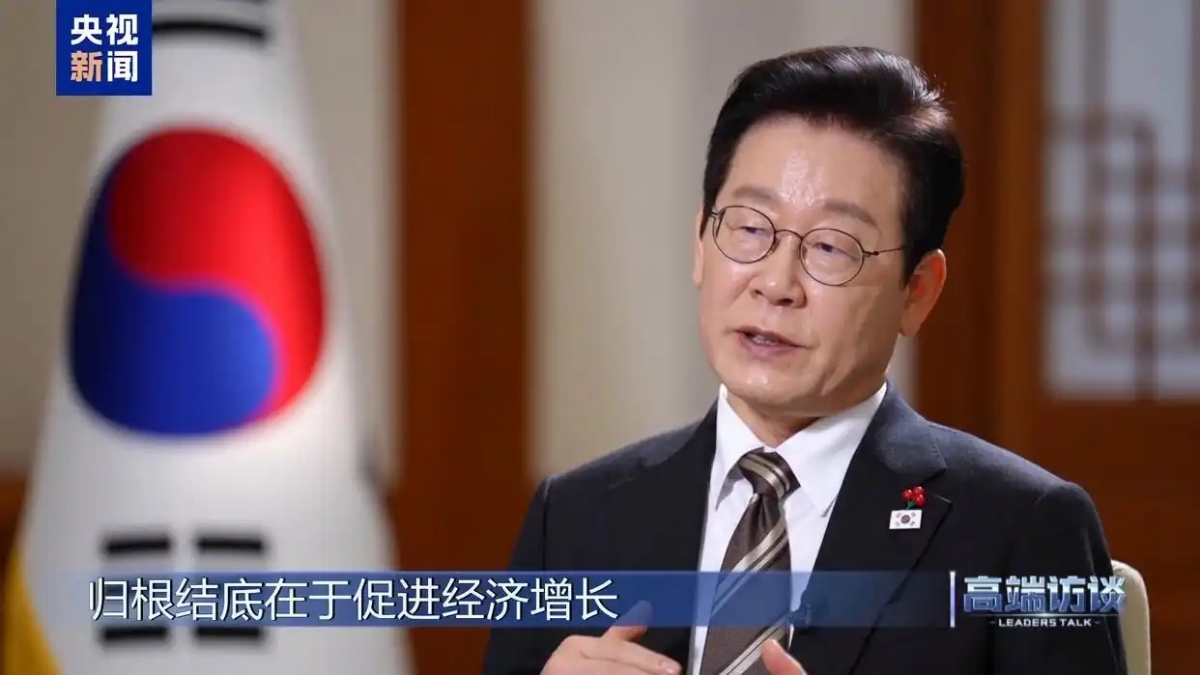 Tổng thống Hàn Quốc Lee Jae Myung trong cuộc trả lời phỏng vấn trên Đài Truyền hình Trung ương Trung Quốc. Ảnh: CCTV.