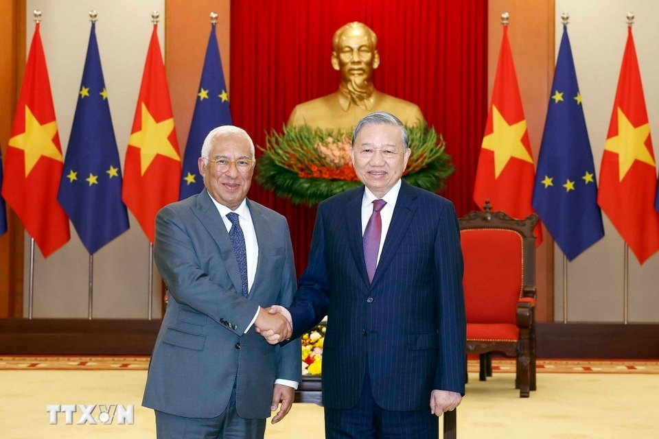 Tối 29/1, tại Trụ sở Trung ương Đảng, Tổng Bí thư Tô Lâm đã tiếp Chủ tịch Hội đồng châu Âu António Costa. Tổng Bí thư khẳng định Việt Nam coi trọng vai trò của EU và quan hệ Việt Nam - EU, đánh giá cao việc Việt Nam là nước ASEAN đầu tiên có quan hệ Đối tác chiến lược toàn diện với EU. Về phần mình, Chủ tịch Hội đồng châu Âu khẳng định EU sẽ phối hợp chặt chẽ trong việc xây dựng và thực hiện lộ trình triển khai khuôn khổ Đối tác chiến lược toàn diện EU - Việt Nam thực chất, hiệu quả. (Ảnh: TTXVN)