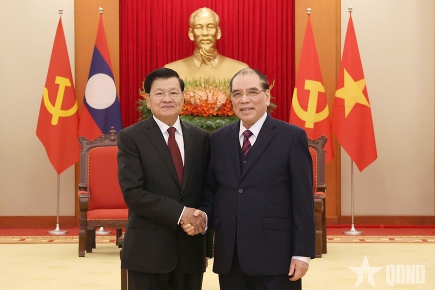 Cùng ngày 27/1, Tổng Bí thư, Chủ tịch nước Lào Thongloun Sisoulith đã thăm nguyên Tổng Bí thư Nông Đức Mạnh. Tổng Bí thư, Chủ tịch nước Lào Thongloun Sisoulith bày tỏ xúc động được gặp lại nguyên Tổng Bí thư Nông Đức Mạnh - người bạn lớn, người đồng chí thân thiết của Đảng, Nhà nước và nhân dân Lào; trân trọng cảm ơn sự ủng hộ, giúp đỡ chí nghĩa, chí tình, trong sáng và hiệu quả mà Đảng, Nhà nước và nhân dân Việt Nam luôn dành cho Lào trong sự nghiệp đấu tranh giành độc lập trước đây cũng như trong công cuộc xây dựng và phát triển đất nước hiện nay. (Ảnh: QĐND)