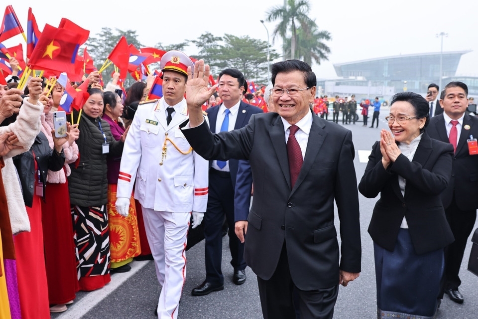 Ngày 26/1, Tổng Bí thư, Chủ tịch nước Lào Thongloun Sisoulith và Phu nhân Naly Sisoulith đến Hà Nội, bắt đầu thăm cấp Nhà nước tới Việt Nam từ ngày 26-27/1, theo lời mời của Tổng Bí thư Tô Lâm và Phu nhân. Tổng Bí thư, Chủ tịch nước Lào Thongloun Sisoulith cũng là nguyên thủ nước ngoài đầu tiên đến thăm Việt Nam trong năm 2026. (Ảnh: TTXVN)
