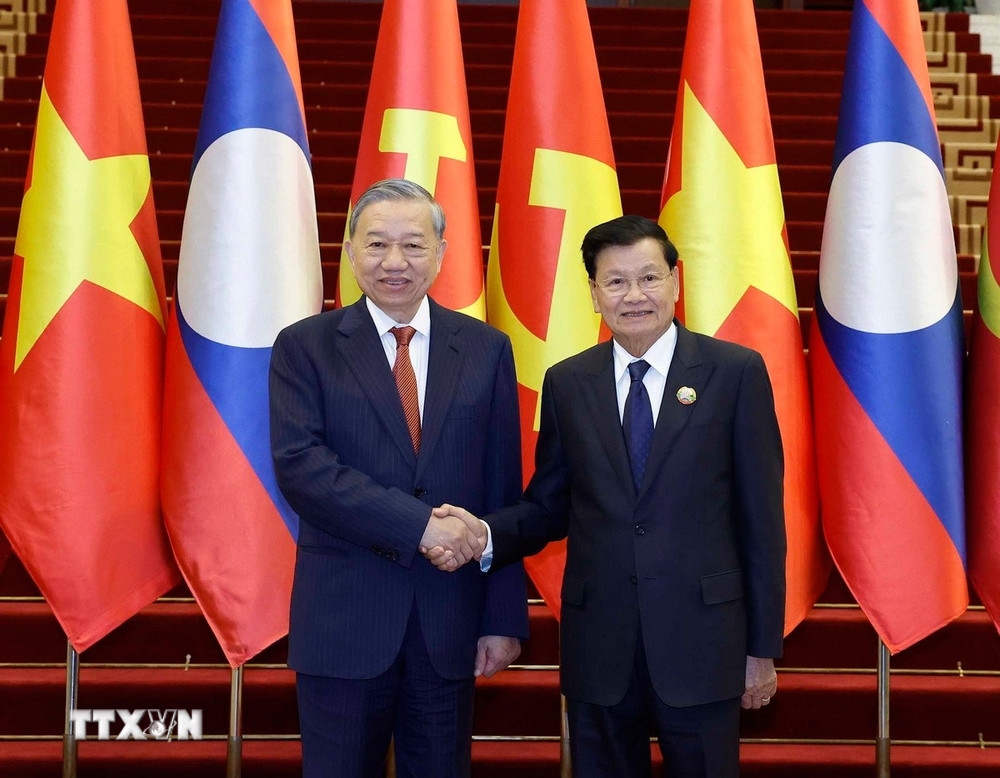 Tổng Bí thư Tô Lâm và Tổng Bí thư, Chủ tịch nước Lào Thongloun Sisoulith đồng chủ trì Cuộc gặp cấp cao giữa Đảng Cộng sản Việt Nam và Đảng Nhân dân Cách mạng Lào ngày 3/12/2025. Ảnh: TTXVN