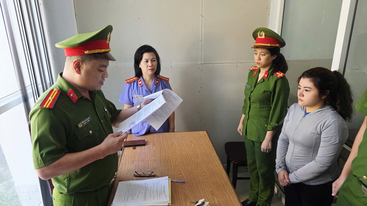 Tống đạt lệnh khởi tố vụ án, khởi tố bị can với Thái Thị Thu Hà