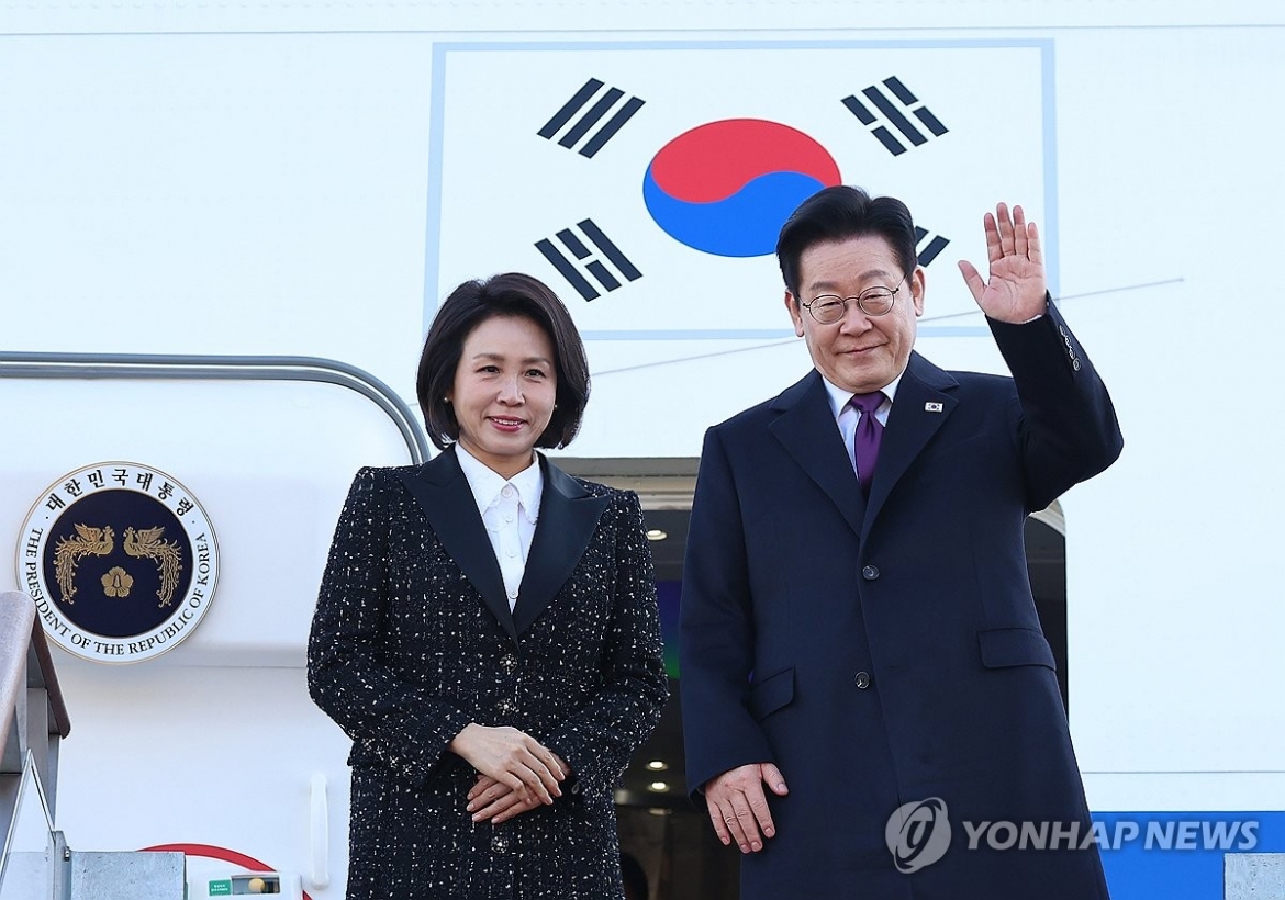 Tổng thống Hàn Quốc Lee Jae Myung và phu nhân lên máy bay đi Nara. (Ảnh: Yonhap News)