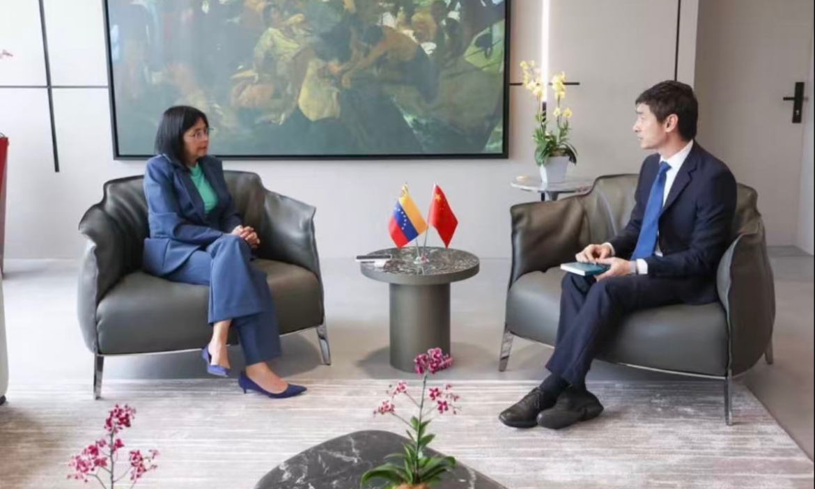 Tổng thống lâm thời Venezuela Delcy Rodriguez gặp Đại sứ Trung Quốc tại Venezuela Lam Hổ. Ảnh trên trang Instagram của bà Rodriguez