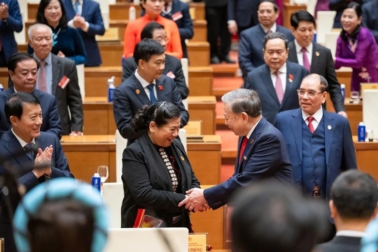 Tổng Bí thư Tô Lâm bắt tay  nguyên Phó Chủ tịch Thường trực Quốc hội Tòng Thị Phóng tại Lễ kỷ niệm 80 năm Ngày Tổng tuyển cử đầu tiên bầu Quốc hội Việt Nam. (Ảnh: Quốc hội)