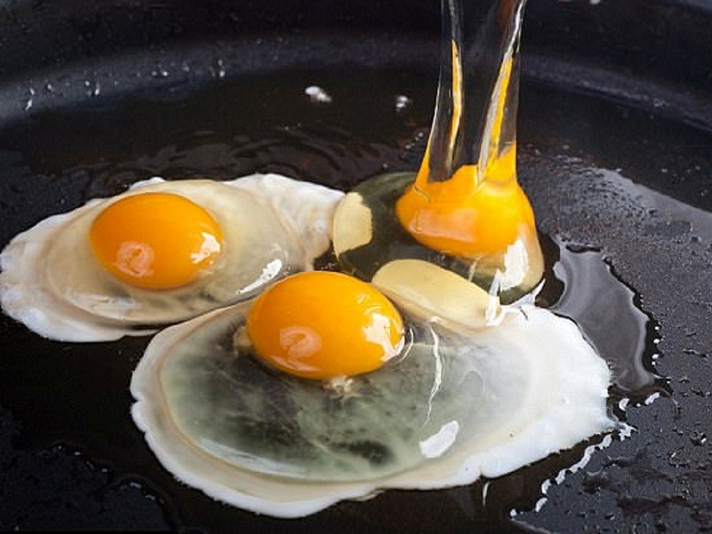 Thấy trứng có những dấu hiệu này, tuyệt đối không nên ăn kẻo "rước họa vào thân". (Ảnh minh họa: Thanh niên)