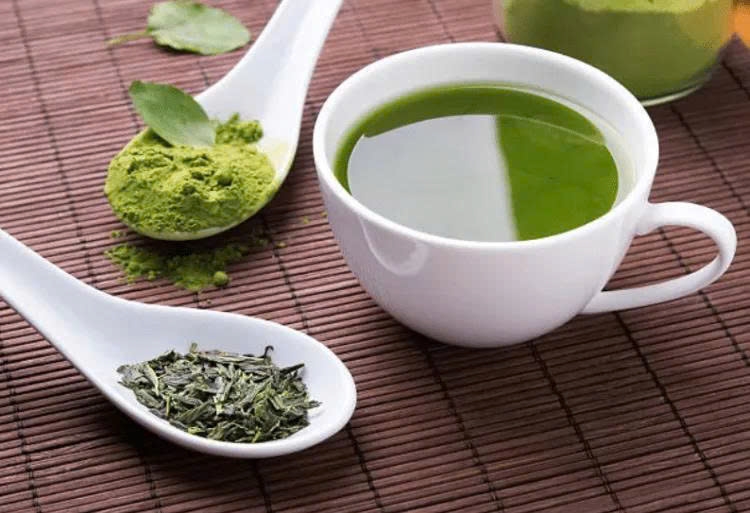 Các catechin trong trà xanh có khả năng trung hòa gốc tự do, góp phần hạn chế tổn thương tế bào da